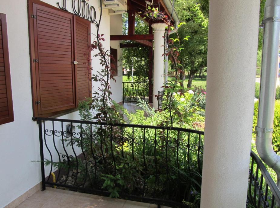 Villa Patio Bagian luar foto